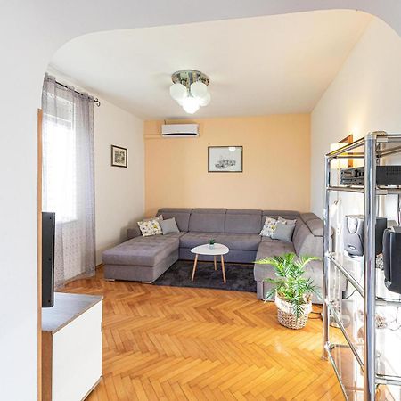Lovely Apartment In Kastel Kambelovac With Wifi Kaštela Екстериор снимка