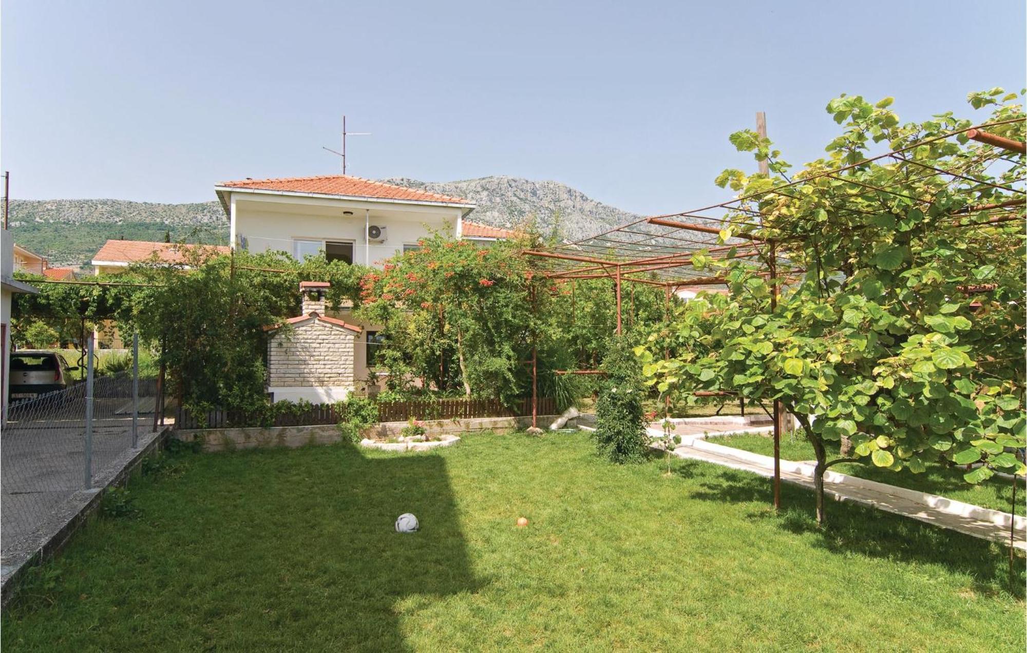 Lovely Apartment In Kastel Kambelovac With Wifi Kaštela Екстериор снимка
